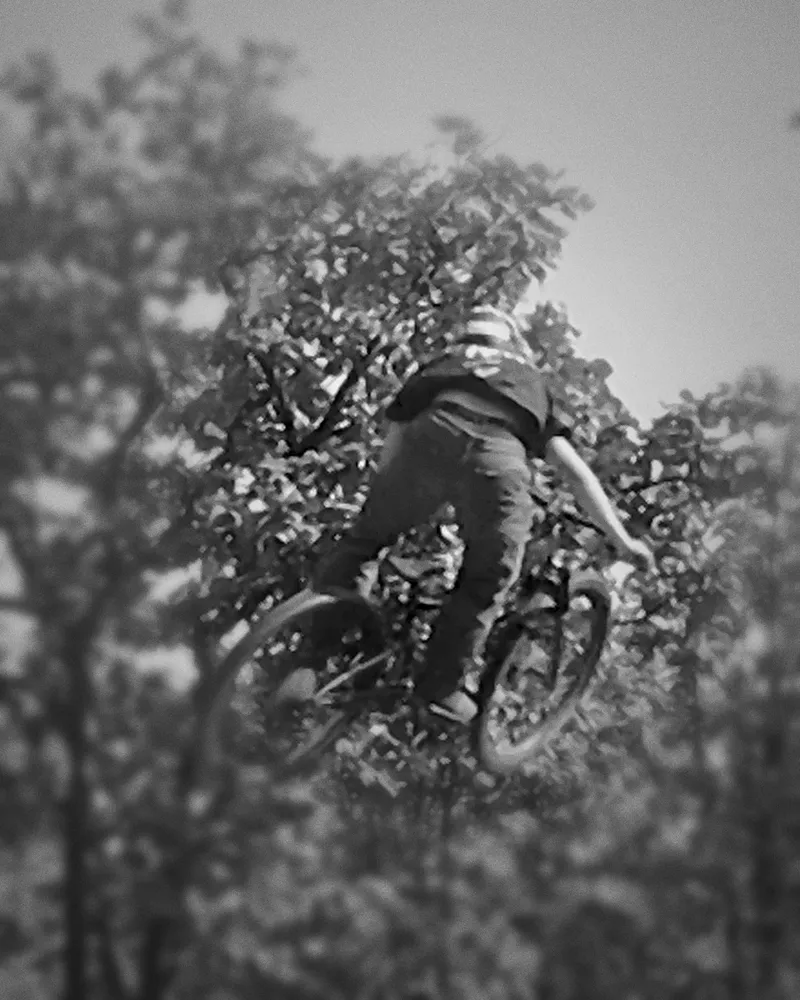 Rider con la Whip It negra haciendo whip en el aire